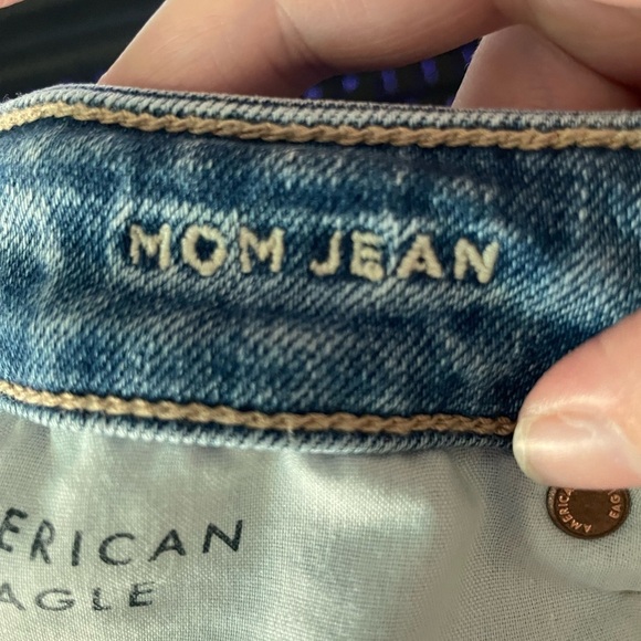 American Eagle Outfitters Distressed Mom Jeans Size 4 Short - Picture 7 of 9